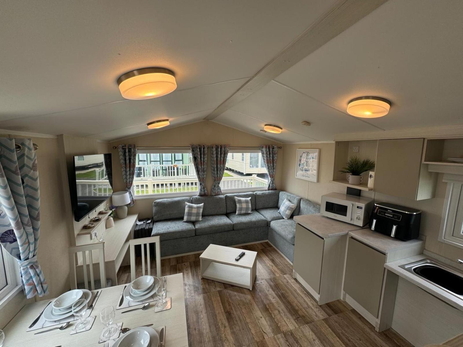 Golden Palm - The Pearl - Coastal Caravan Breaks Campsite